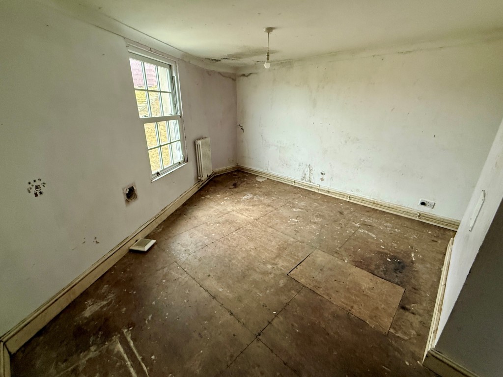 Lot: 111 - THREE-BEDROOM DETACHED HOUSE FOR REFURBISHMENT - Bedroom three